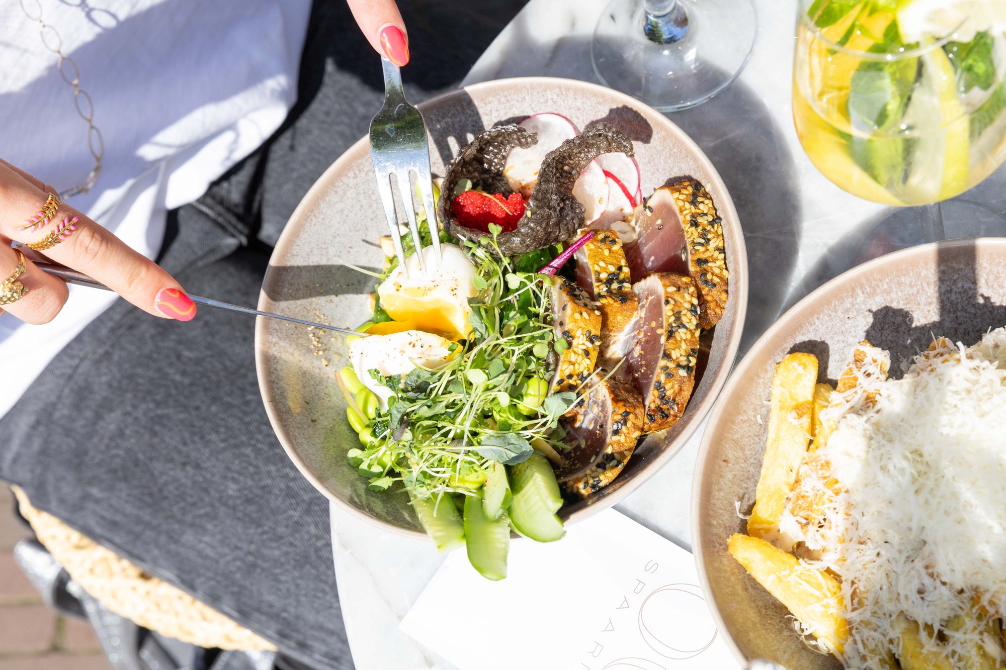 Lunchgerechten in het zonlicht