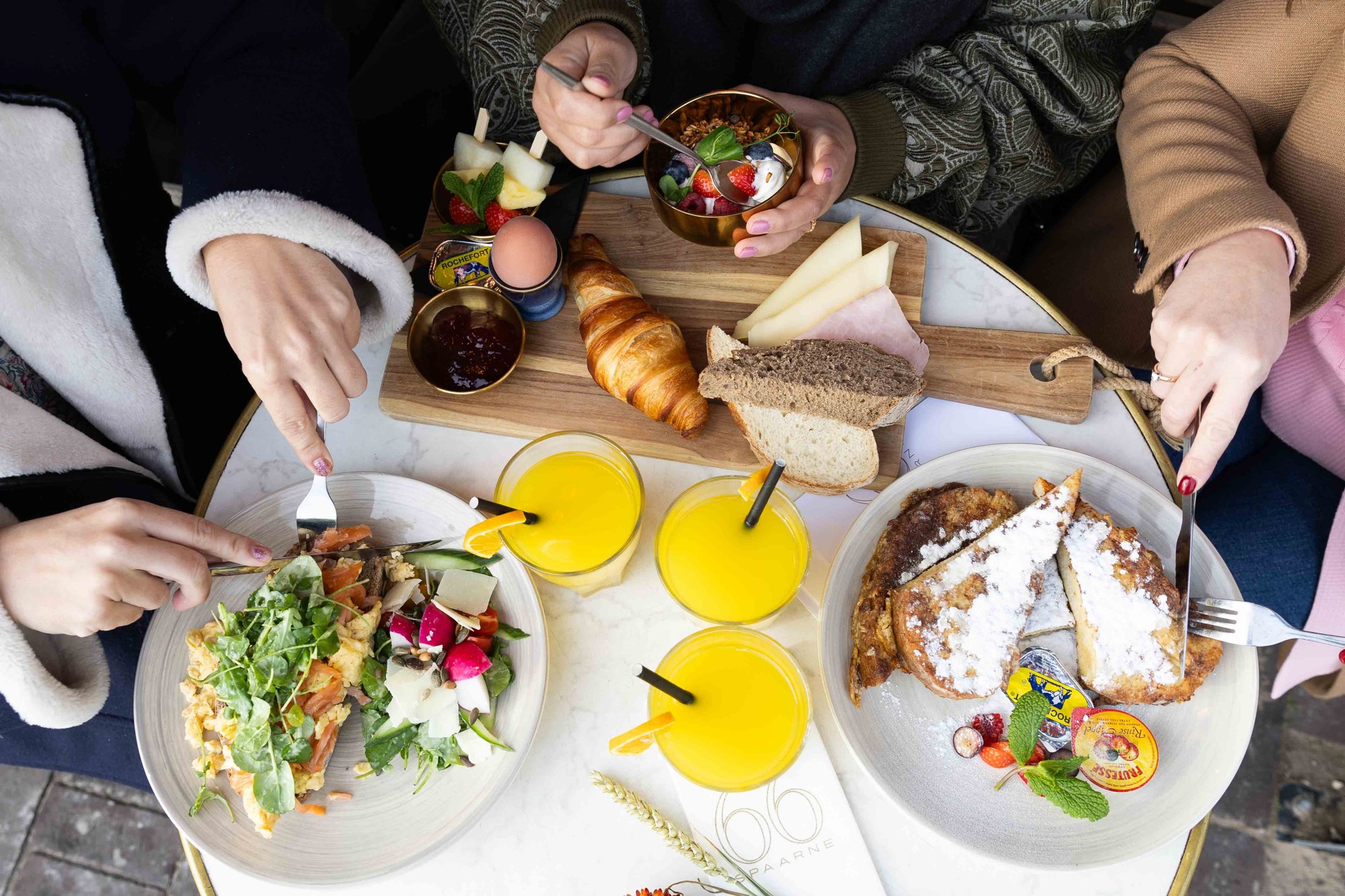 Een tafel vol ontbijt bij Spaarne 66